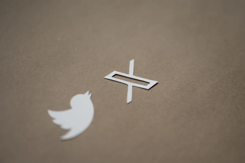 X - エックスのロゴと旧Twitterの鳥のロゴ
