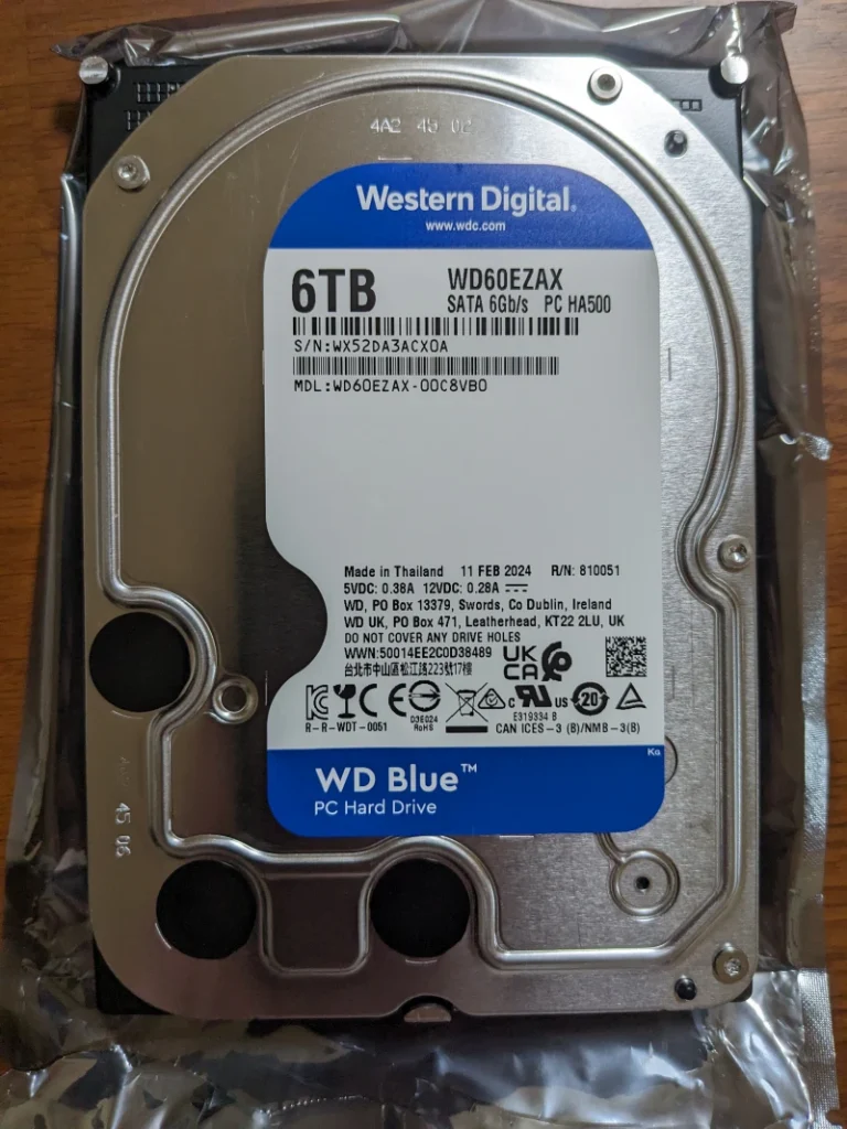 Western Digital WD Blue 6TB HDD をフィルムから取り出した様子