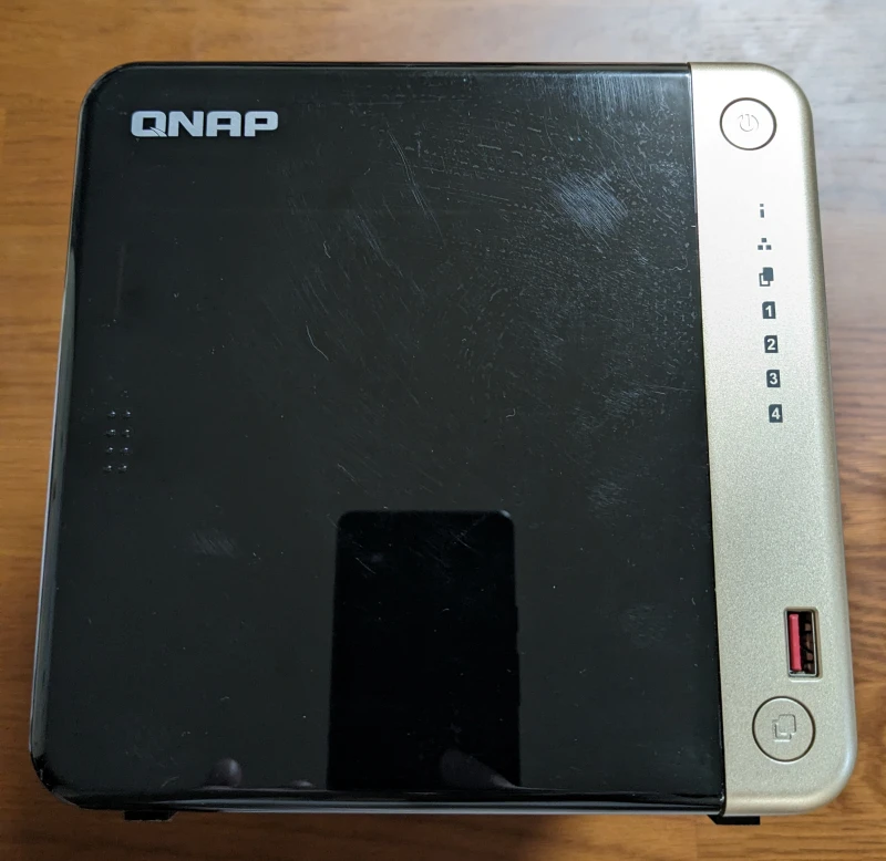 QNAP TS-464-4G 真正面の写真